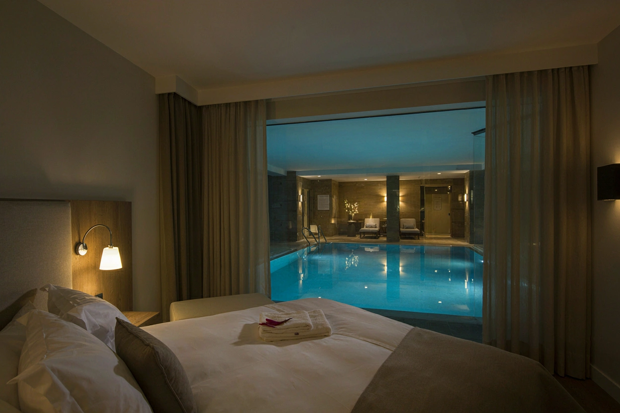 Chambre côté piscine donnant sur la piscine intérieure chauffée