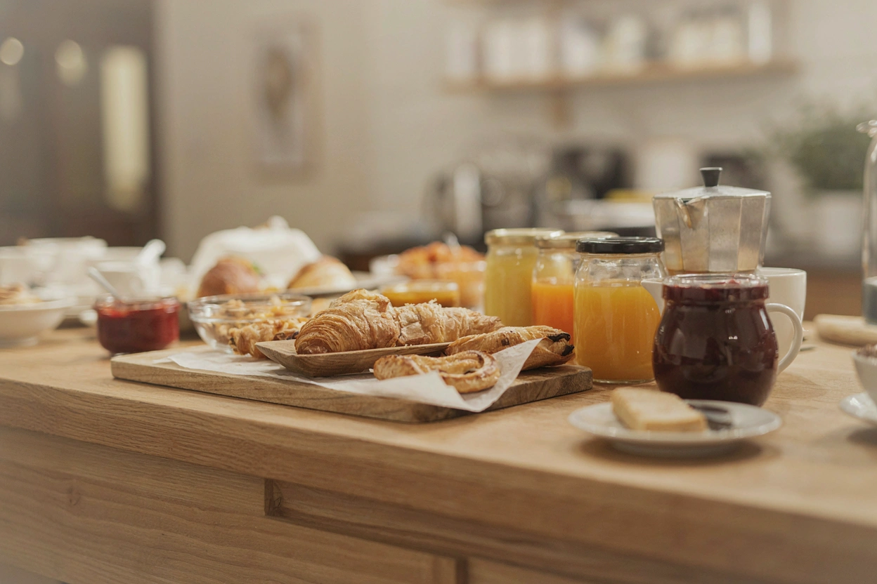 Buffet de petit-déjeuner : croissants, pains au chocolat, café et jus d'orange